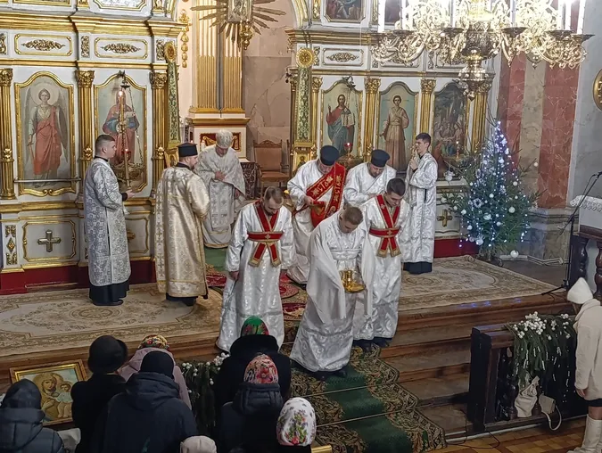 Молитви і колядки: у луцькому соборі Святої Трійці провели різдвяну службу (фото)