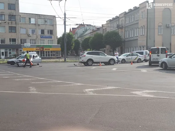Відвалився бампер: у Луцьку не розминулися дві автівки (фото, відео)