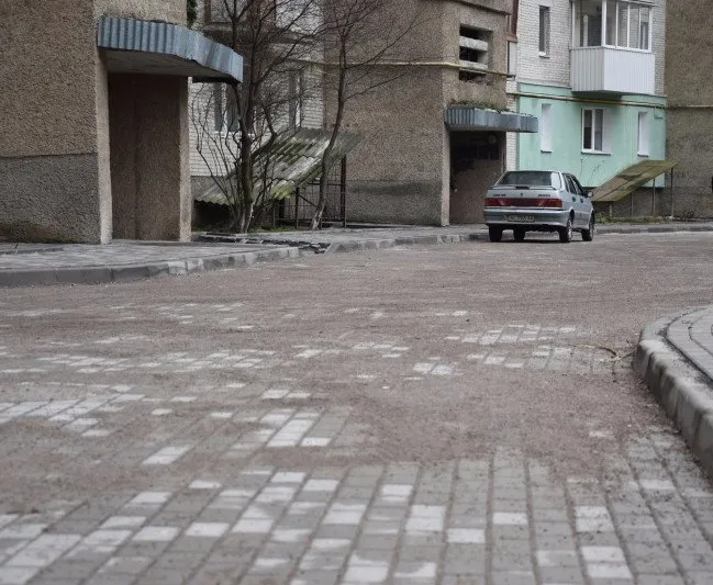 У Луцьку на Соборності відремонтували двір (фото)