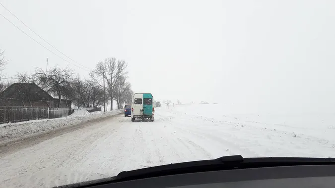 Хуртовина: дороги Львів-Луцьк і Ковель-Жовква закрили для вантажівок