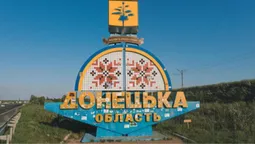 Волонтери «оновили» стелу на в'їзді на Донеччину: громадськість каже про знищення пам'яті