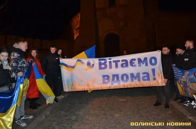У Луцьку живим ланцюгом зустріли захисника з полону Віталія Войтича (фото)