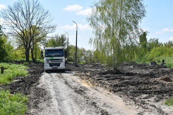 Щоб не смерділо: з очисних споруд «Луцькводоканала» почали вивозити мул (фото)