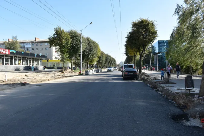 «Працюйте понаднормово!»: Поліщук наказав прискорити реконструкцію центрального проспекту Луцька (фото)