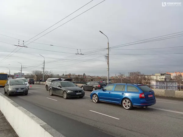 У Луцьку – аварія на мості біля «ПортCity»: рух ускладнений (фото, відео, оновлено)