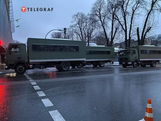 Сотні силовиків, військова техніка та автозаки: як у Києві готуються до «перевороту» (фото)