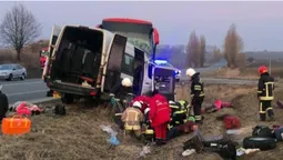Семеро загиблих: бус, який віз біженців з Дніпра, потрапив у ДТП на Хмельниччині (фото)