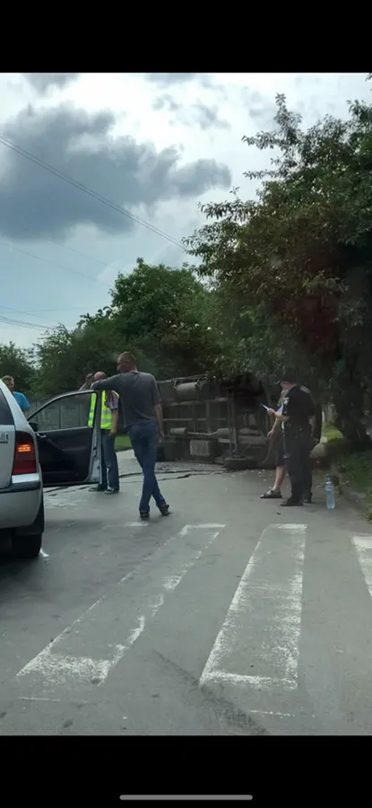 У Луцьку перекинулася вантажівка (фото, оновлено)