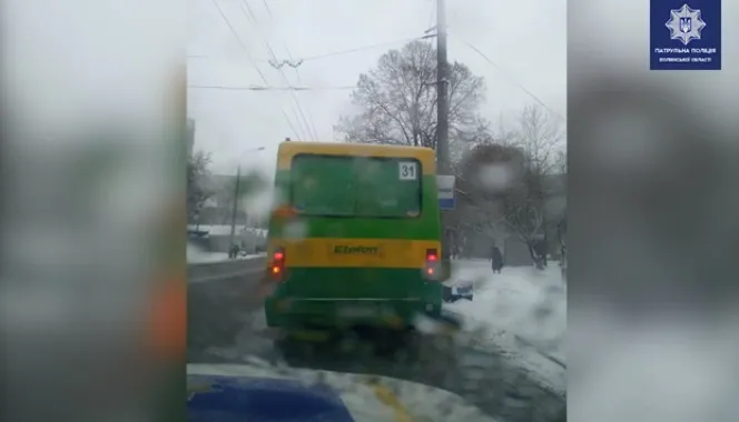 У Луцьку маршрутка проїхала перехрестя на червоне світло світлофора (відео)