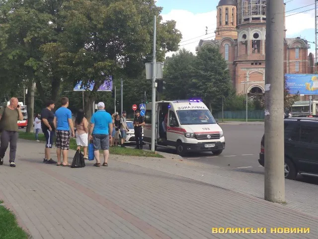 У Луцьку на Собороності легковик врізався у стовп, водій травмувався (фото)