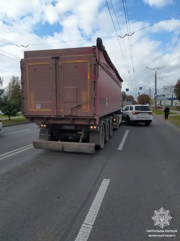 У Луцьку на Дубнівській влупилися вантажівка та кросовер (фото)
