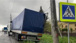 Пішоходи: в Струмівці водій вантажівки так гальмував, що авто занесло в стовп (фото)