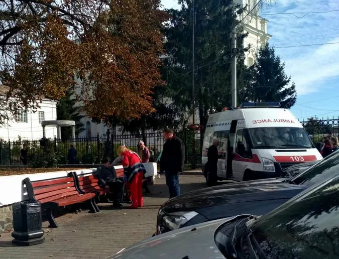На Театральному майдані до чоловіка викликали швидку (фото)