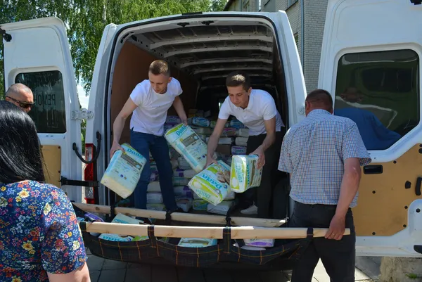 Шиють наколінники і годують блокпости: діти і дорослі волонтерять на Волині (фото)