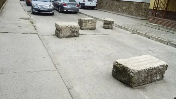 Муніципали Луцька демонтують самовільні шлагбауми та обмежувачі руху у дворах
