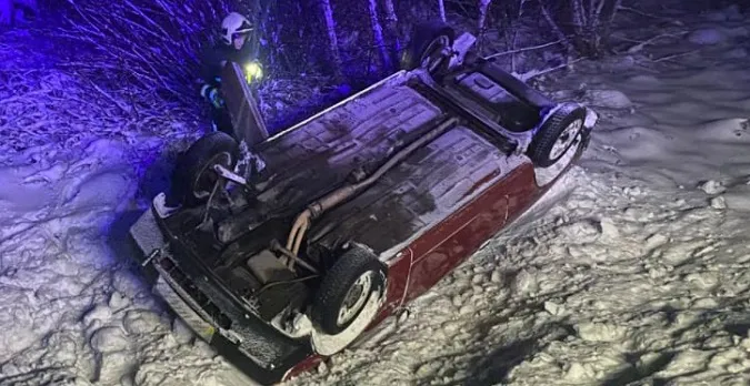 Вночі на «варшавці» автівка злетіла у кювет і перекинулась на дах (фото, відео)