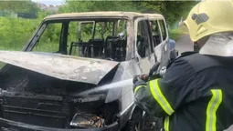 У Володимирі посеред вулиці дотла вигорів мікроавтобус (фото)