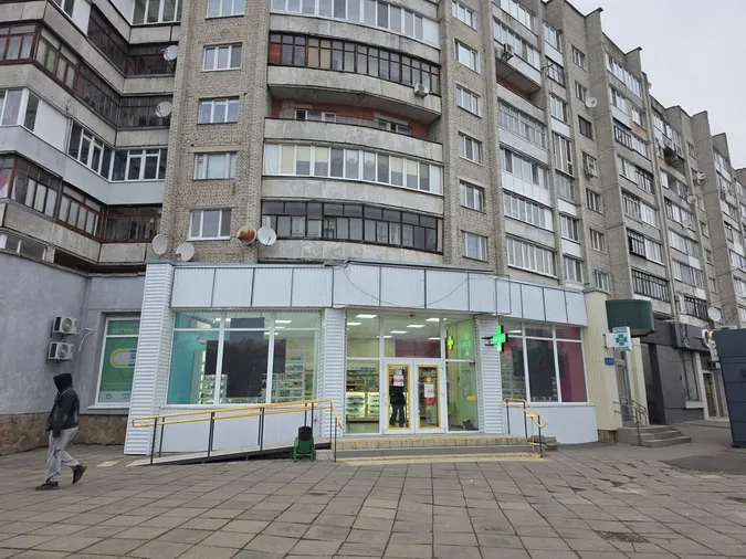 У Луцьку барвисту аптеку змусили причепуритися у нейтральні кольори