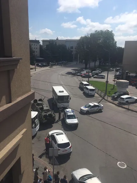 Захоплення заручників у центрі Луцька: що відбувається на місці (ФОТО)