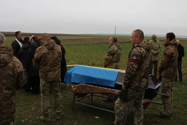 Загинув понад 2 роки тому: на Волині в останню дорогу провели полеглого воїна Костянтина Клюбу (відео)