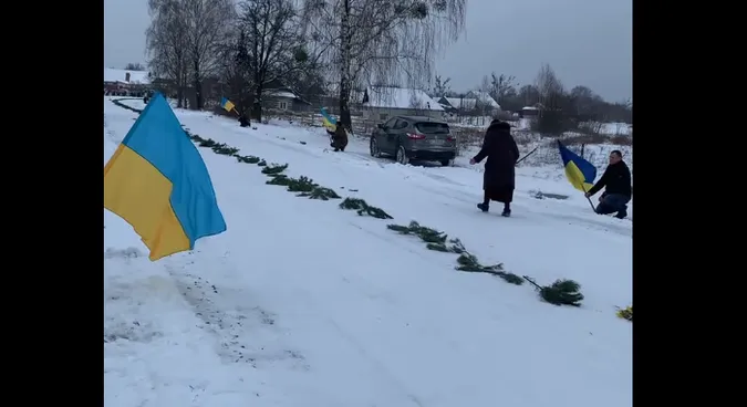 До сліз: на Волині мама полеглого Героя востаннє зустрічає сина (відео)