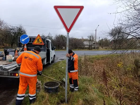 Знаки, розмітка, бар’єрне огородження: на Волині перевірили дороги (фото)
