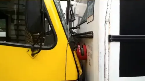 У центрі Луцька зіткнулися маршрутка і тролейбус (відео, оновлено)