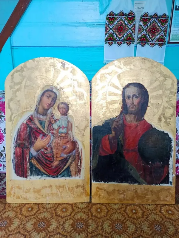 У храмі на Волині знайшли синьо-жовтий прапор, який берегли майже 100 років (фото)