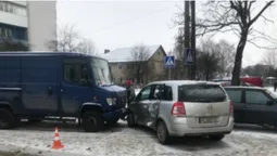 Вм'ятина на весь лівий бік: у Луцьку зіткнулися легковик і бус (фото)