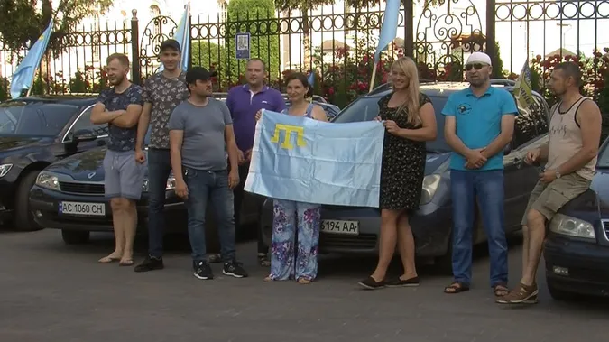 Кримські татари Луцька влаштували автопробіг до Дня національного прапора (фото)