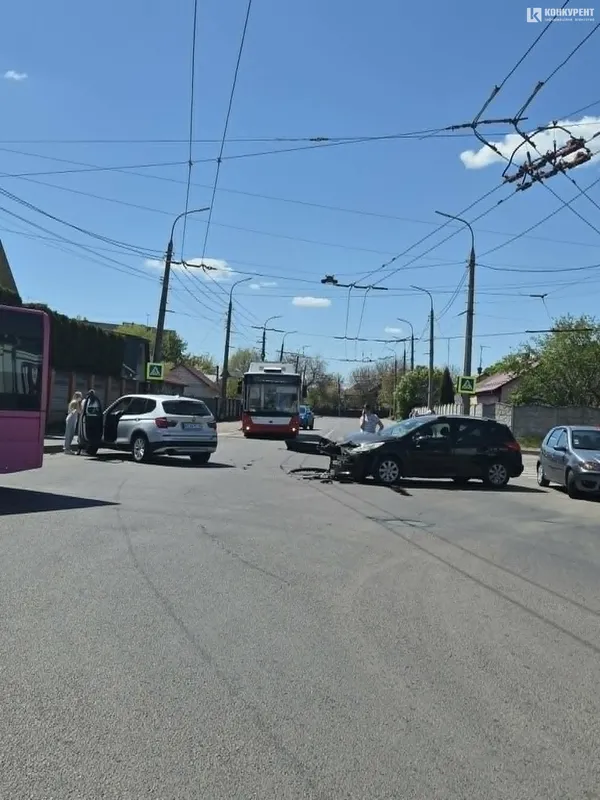 Рознесло «передок»: у Луцьку сталася ДТП на виїзді із тролейбусного ДЕПО (фото)