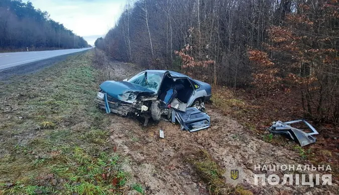 Авто відкинуло в кювет: під Луцьком зіткнулися Opel та Volkswagen (фото)