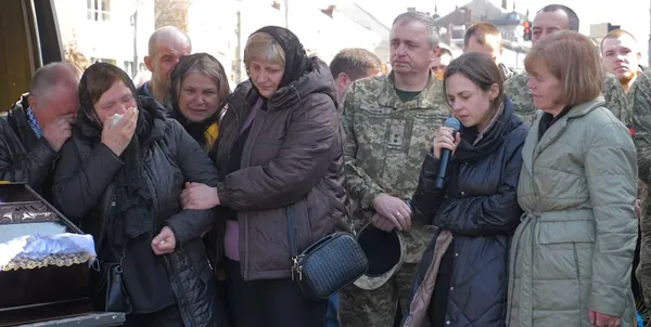 Остання колискова для брата: у Луцьку попрощалися з двома бійцями полку «РЕЙД» (відео)