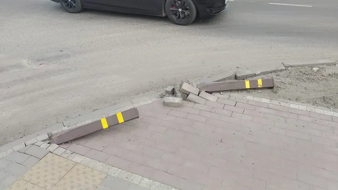 У Луцьку невідомі виламали стовпчики на велодоржці
