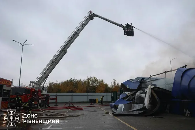 Масштабна пожежа та четверо постраждалих: наслідки атаки на «Епіцентр» на Рівненщині (фото)