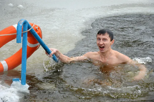 Як у Луцьку віряни занурювалися на свято Хрещення (фото)
