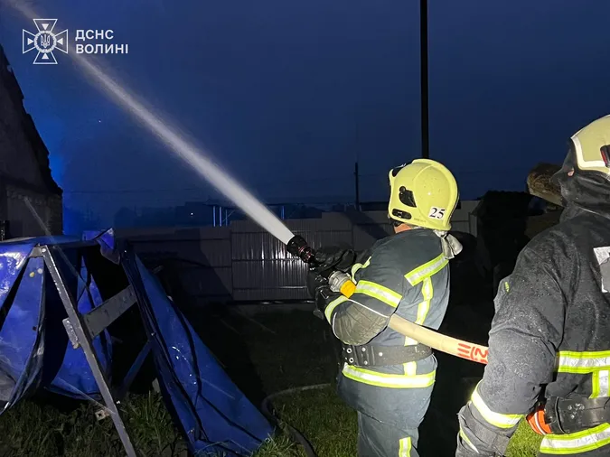 Як гасили жахливу пожежу на Омелянику в Луцьку (фото, відео)