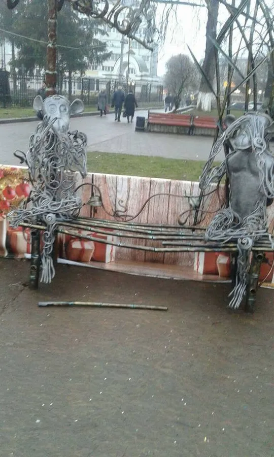 У центрі Луцька пошкодили нову ілюмінацію (фото) 