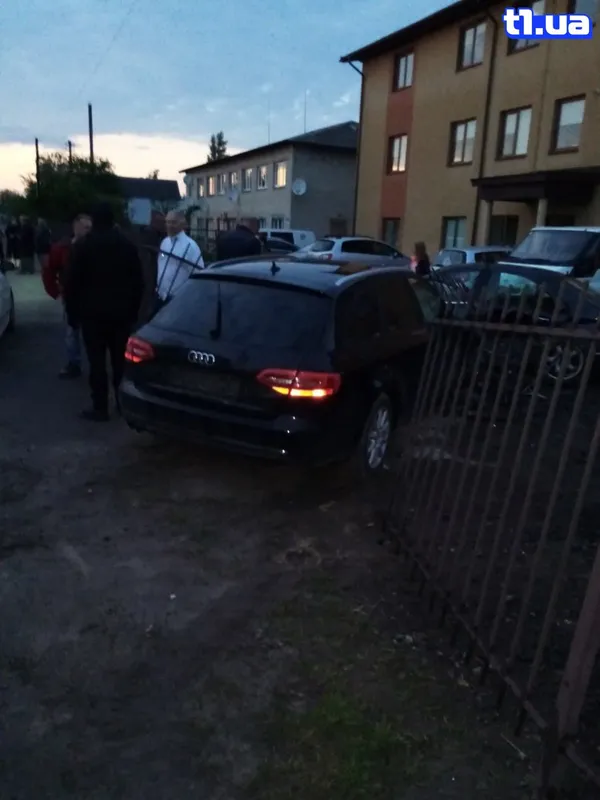 У Луцьку водій автомобіля протаранив паркан,  влетів на парковку і зачинився у авто