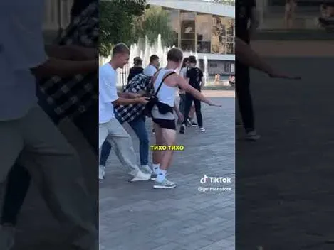 У центрі Луцька хлопець влаштував стриптиз заради нових шортів (відео)