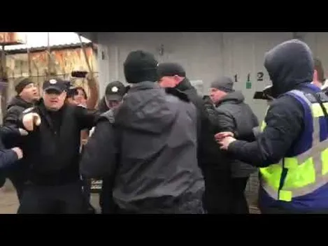 Билися та обливали водою: черговий скандал на на Старому ринку (фото, відео)