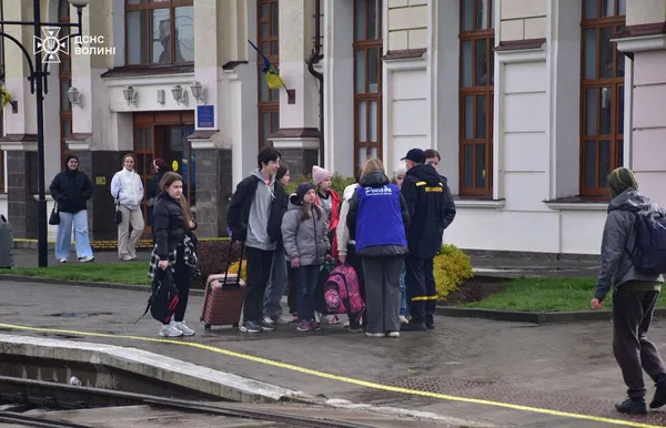 Тікаючи від війни: у Луцьку зустріли потяг з українцями із Харківщини (фото)