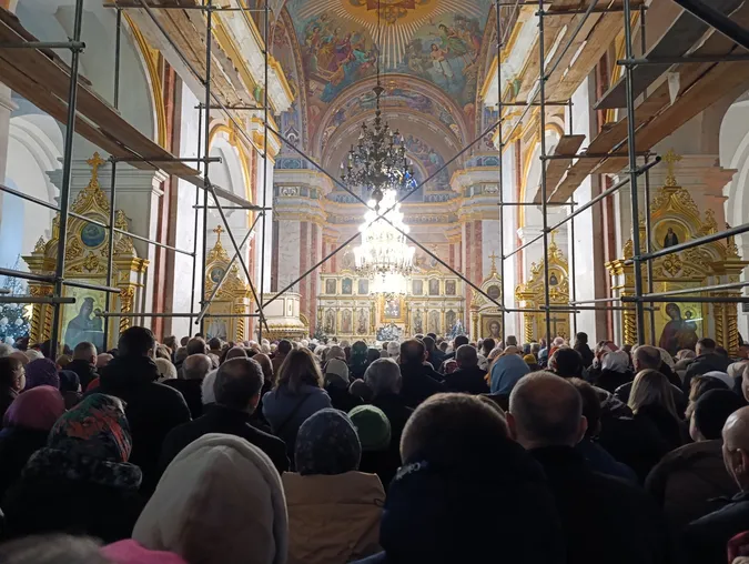 Молитви і колядки: у луцькому соборі Святої Трійці провели різдвяну службу (фото)