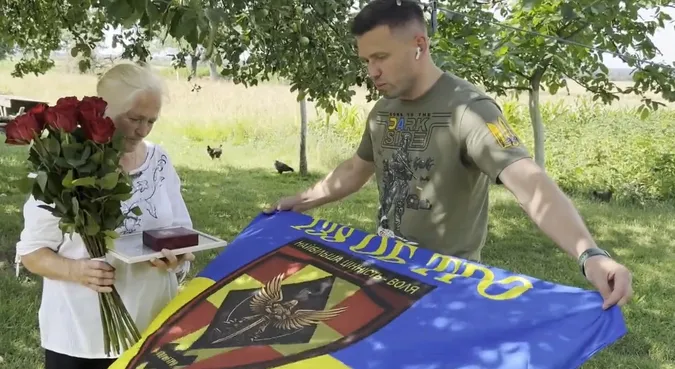 На Волині матір загиблого воїна, яка відмовилася від нагороди з рук влади, прийняла її від побратимів сина (відео)