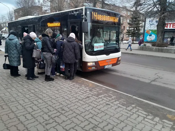 Люди заходять у повну маршрутку