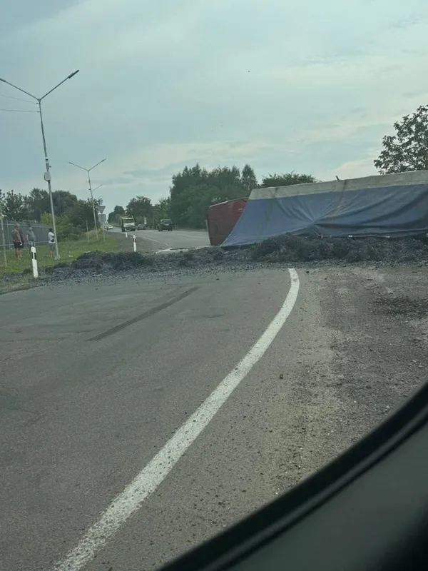 Перегородила дорогу: у Луцьку перекинулась завантажена фура (оновлено)