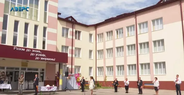 Із піснями і вальсом, але з дистанцією і онлайн: у Луцьку відбулося свято Останнього дзвоника (фото)