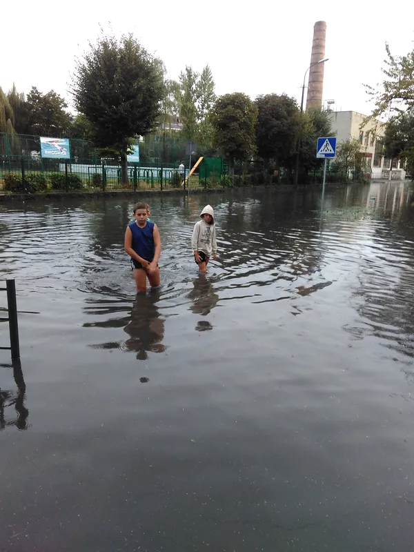 Як малі лучани «плавали» вулицями міста