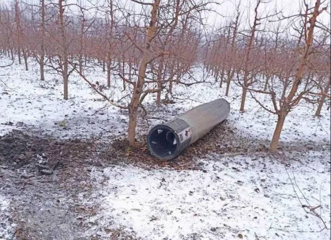 Під час обстрілу РФ України в Молдові впала ракета (фото, відео)