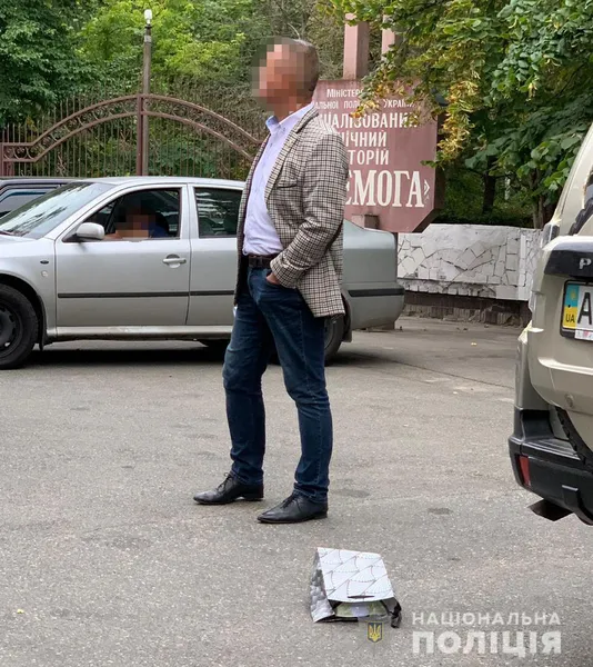 На хабарі в 1,5 мільйона доларів затримали топ-чиновників держпідприємства (фото)